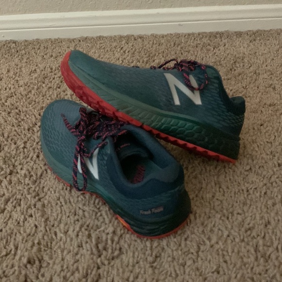 New Balance sneakers size 7.5 - Picture 2 of 2